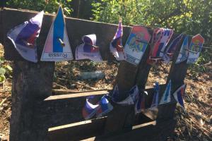 Украинские бойцы собрали коллекцию пророссийской атрибутики, изъятой у проезжающих через блокпост поклонников СССР