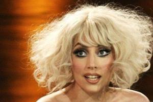 Леди Гага случайно обнажила грудь перед публикой