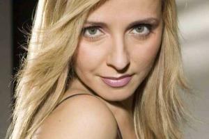 Двухлетней дочери Татьяны Навки уже делают профессиональный маникюр 