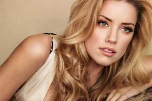 Эмбер Херд снова заметили с синяками