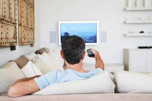 Мужчинам можно смотреть телевизор не более 5-ти часов в день - ученые