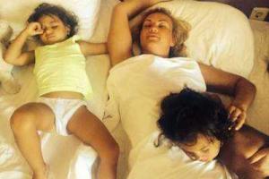 Камалия очаровала забавным фото с дочерьми