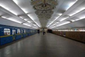 В Киеве "заминировали" 2 станции метро: полиция эвакуирует пассажиров