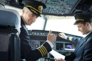 В США пилот чуть не задушил пьяного пассажира, который приставал к стюардессам