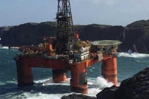 В Шотландии штормом выбросило на берег нефтяную платформу