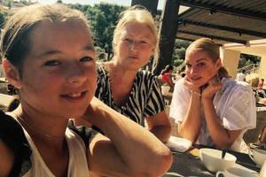 Анастасия Волочкова показала снимок с мамой и дочерью