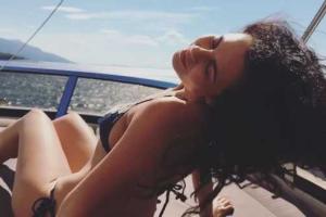 Настя Каменских ослепила красотой на яхте