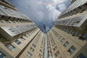 В Екатеринбурге мужчина поймал падающую с 8 этажа девочку и сломал все пальцы на руке