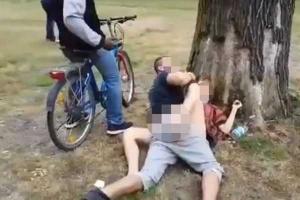 В Берлине парочка занялась сексом на глазах у прохожих: в "перерыве" парень попросил поджечь ему сигаретку