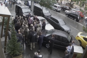 Опубликовано видео стычки работников ГПУ и НАБУ в Киеве