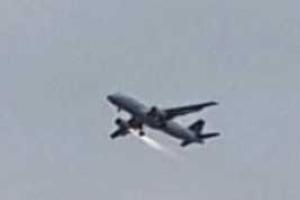 В небе над Стамбулом загорелся самолет: опубликовано видео