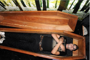 В Англии живет вампир, который 13 лет спит в гробу и пьет кровь