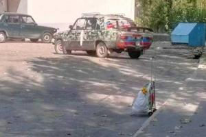 Боевики катаются по Донецку на ржавых "Жигулях", разукрашенных в цвета "ДНР"