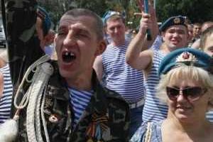 День ВДВ в Донецке: боевики ныряли в фонтан и стреляли на улицах города