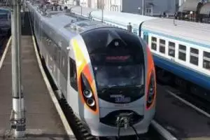 Под Киевом хулиганы разбили мусором лобовое стекло поезда Интерсити+