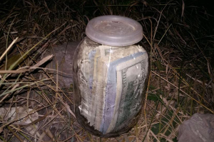 Задержанный судья Чаус хранил деньги в стеклянной банке, чем изрядно позабавил соцсети