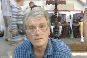 Экс-президент Украины Ющенко торгует вышиванками на блошином рынке в Киеве