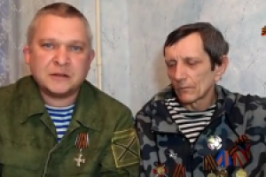 Появились кадры, как боевики "ДНР" просят милостыню у населения Донбасса