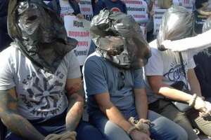 Активисты с пакетами на головах устроили протест под ГПУ