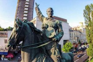 ОУНовцы готовятся на День Независимости снести советский памятник в Киеве