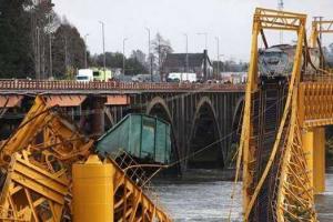 В Чили произошло страшное ЧП: под тяжестью поезда обвалился железнодорожный мост