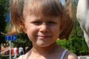 Жители Подмосковья почтили память 6-летней малышки, которую приемные родители сожгли на костре