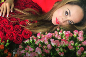 Таинственный поклонник присылает Анне Калашниковой роскошные цветы