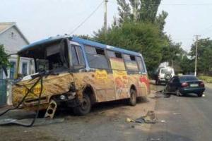 В Донецкой области произошло ДТП: легковой автомобиль столкнулся с автобусом