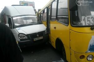 В Мариуполе на центральном проспекте столкнулись две маршрутки