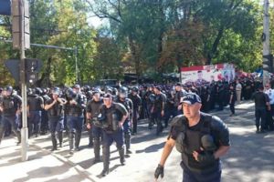 В Молдове на День независимости полицейские разогнали толпу слезоточивым газом