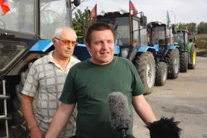 Фермеры ехали на тракторах к Путину, а оказались в тюрьме - блогер о "демократии по-российски"