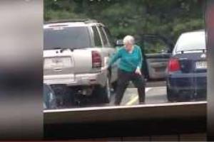 Танцующая на парковке старушка стала звездой Сети