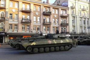 По Киеву прошло большое количество военной техники: опубликовано видео