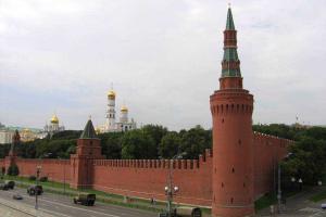 Археологи нашли в Кремле древнюю каменную плиту с загадочной надписью