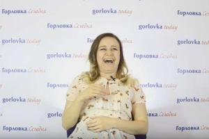 Ведущая горловского сепаратистского ТВ расхохоталась в эфире от собственной лжи