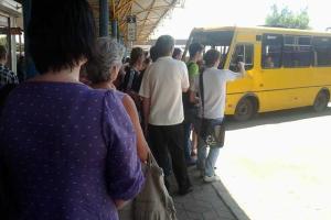 В Донецке пассажиры часами ждут единственный автобус: маршрутчики устроили забастовку