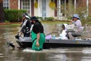 Стихия в Луизиане: люди выбираются из затопленных домов и спасают животных