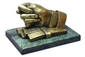 В Крыму выпустили сувенирные магниты, высмеивающие высказывания властей РФ - соцсети