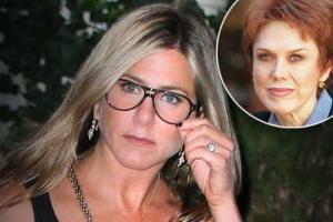 Дженнифер Энистон не захотела забирать урну с прахом матери