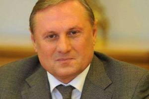 В сети появилось видео, как Ефремова в зале суда подкармливали круассанами