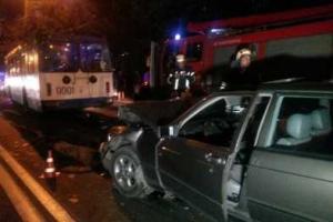 В Мариуполе произошло жуткое ДТП: автомобиль на полной скорости врезался в троллейбус