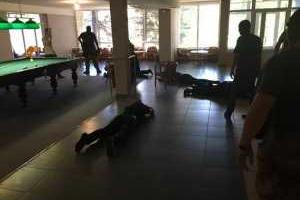 В Святогорске правоохранители арестовали больше ста "воров в законе" прямо за поминальным обедом