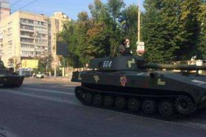 «Киевавтодор» жалуется, что военная техника разрушает асфальт в Киеве