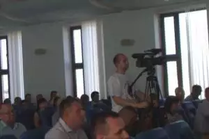 В Лисичанске видеооператор ТРК «Акцент» пришел на сессию горсовета в футболке "Вежливые люди"
