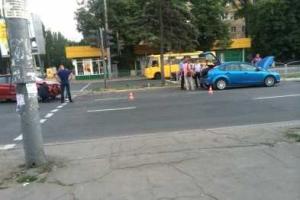 В Мариуполе столкновение двух автомобилей затруднило движение транспорта