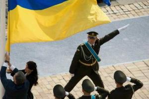 Дочь убитого патриота подняла Флаг Украины вместе с Порошенко