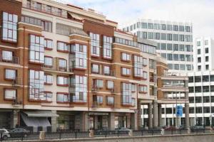 В центре Москвы прибило к набережной труп младенца