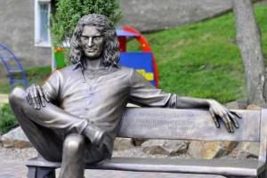 В Луцке установили памятник Кузьме Скрябину