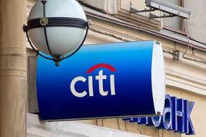 В центре Москвы мужчина с коробкой на шее угрожает взорвать банк