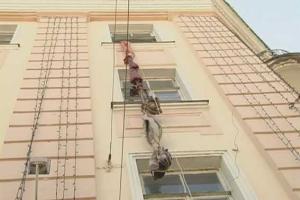 Сумская полиция выясняет причины необычного поведения парней, которые на "веревках" спускались из окна съемной квартиры